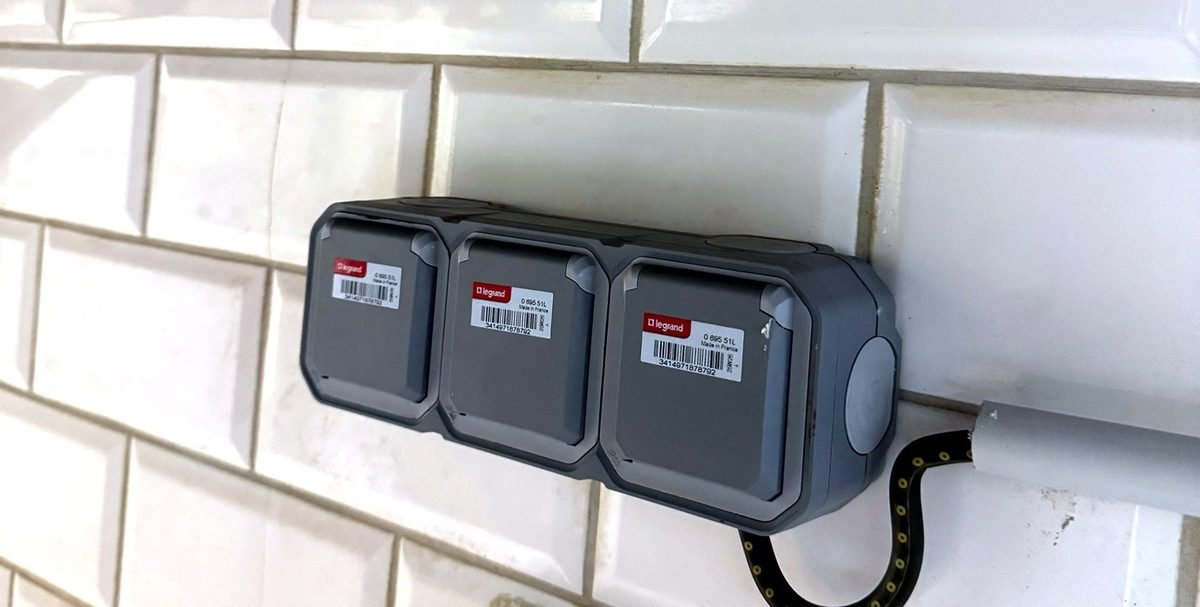 Prises électriques étanches sur crédence